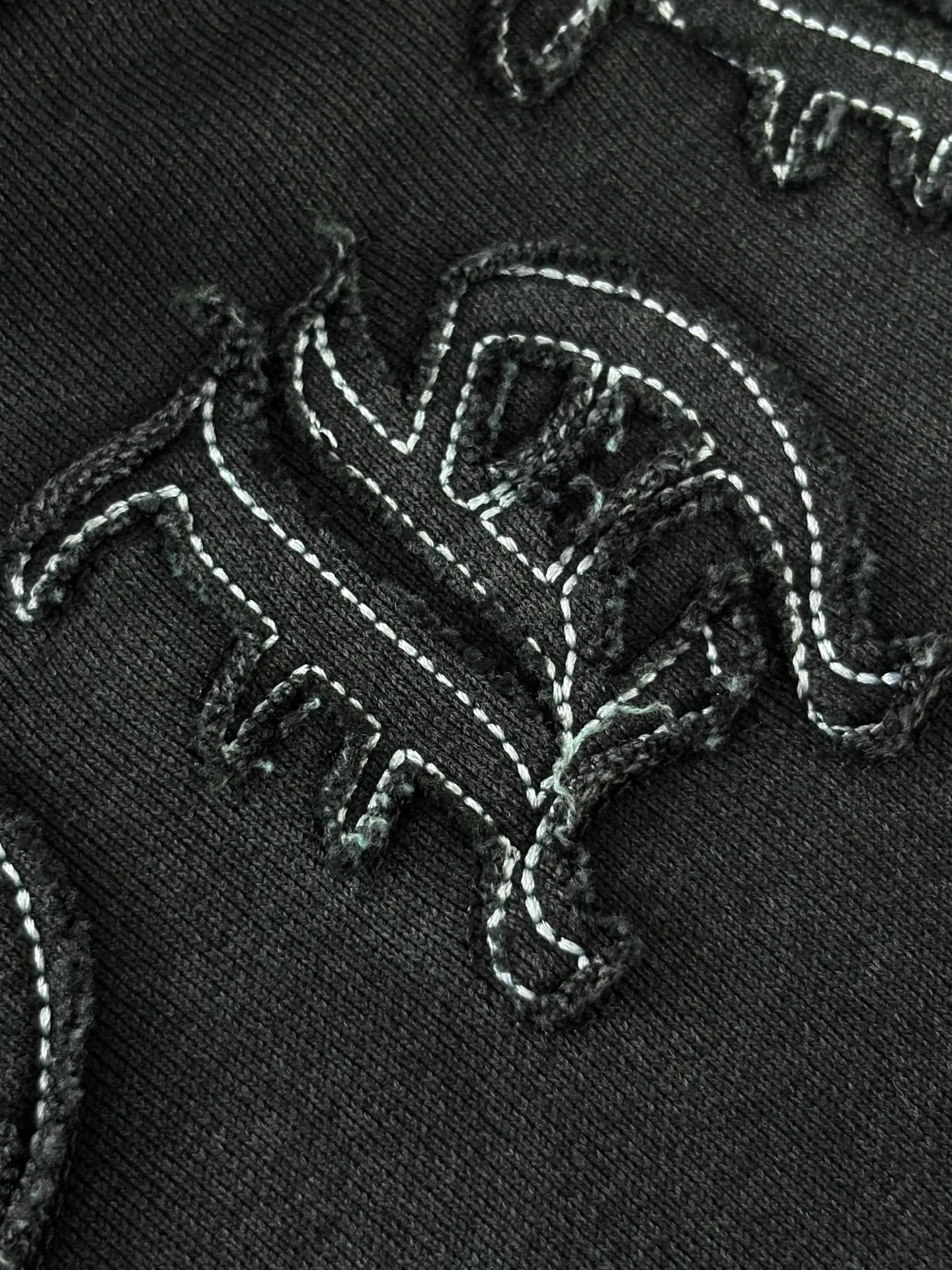 P340 [Higher version] Chrome Hearts*Chrome heart patch embroidered horseshoe logo‼ ️Hooded sweatshirt *Made of 430g pure cotton sweatshirt fabric with double yarns. The fabric is woven with double yarns and twisted together. The strength is 40% higher than that of single yarns, forming a three-dimensional texture similar to the texture of tripe. It not only maintains the moisture absorption and breathability of pure cotton, but also achieves "softness and not collapse" through double yarn thickening. The whole strip of Maliu scanning spray technology uses the washing process to produce a natural fading effect in parts, and the os version has a more lazy and loose feeling. *Laser burnt patch embroidery➕Frayed process: micro-label on the chest patch, large logo horseshoe pattern on the back, heavy laser burnt three-dimensional patch embroidery pattern design, washed and frayed, and the overall garment presents a lazy style. *Whether it is daily outings or sports and fitness, you can show your trendy attitude and become the focus of the street. Same style for men and women 𝐂𝐎𝐋𝐎𝐔𝐑: white, blue, black 𝐒𝐈𝐙𝐄: S-XL
